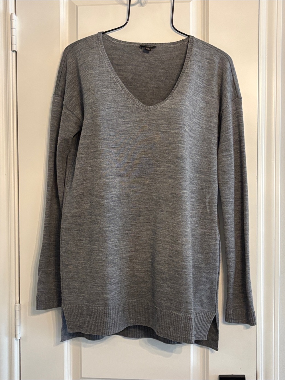 Ann Taylor Women’s Heather Gray V-Neck 100% Merino Wool Knit Pullover Sweater. M